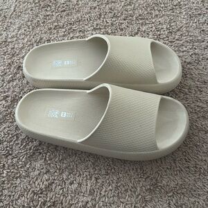 Womens beige slippers